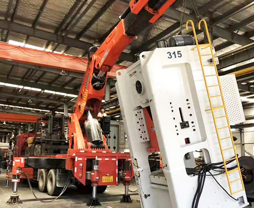 卧龙提升工作效率，选择优质折臂吊租赁服务