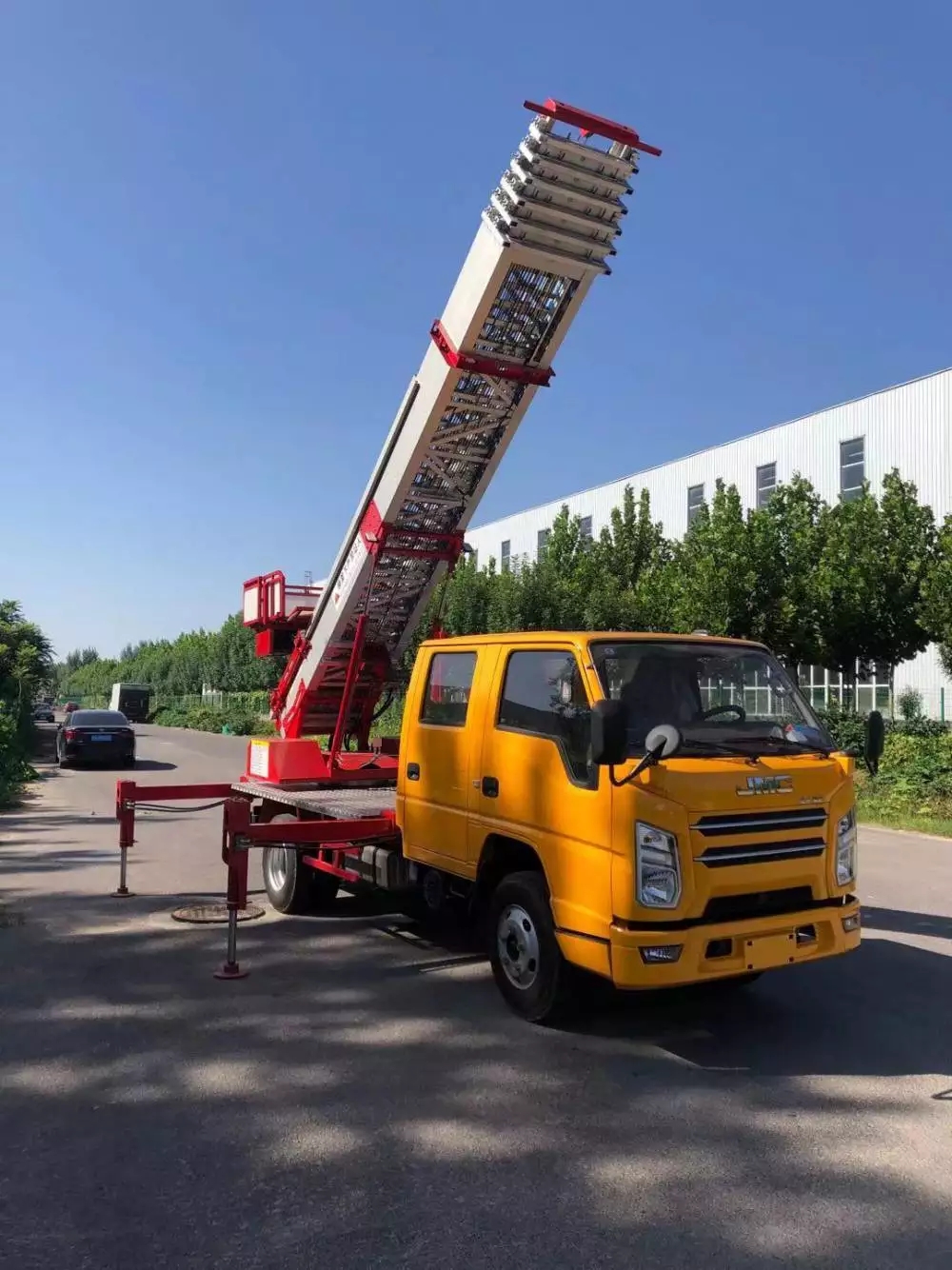 卧龙附近的云梯车出租服务：轻松解决高空作业需求