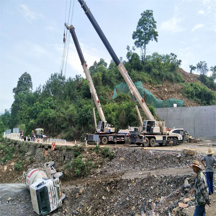 卧龙汽车掉沟里叫吊车救援要多少钱