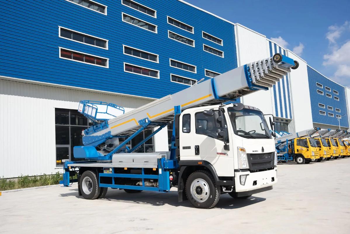 卧龙出租云梯车高空作业车 建筑垃圾搬运